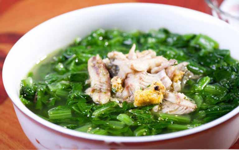 Làm giảm nồng độ acid uric trong máu bằng món cá rô đồng nấu cải xanh