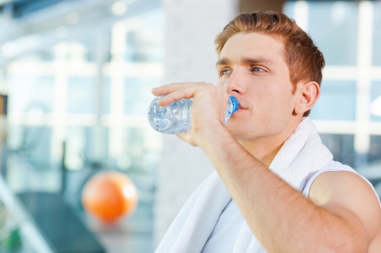 Uống nhiều nước giúp thúc đẩy quá trình trao đổi chất và đào thải acid uric dư thừa trong máu