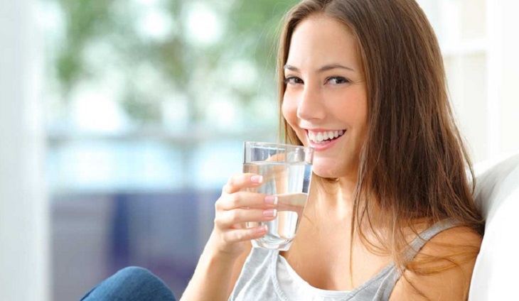 Uống đủ từ 1,5 - 2l nước mỗi ngày để bổ sung độ ẩm cho da
