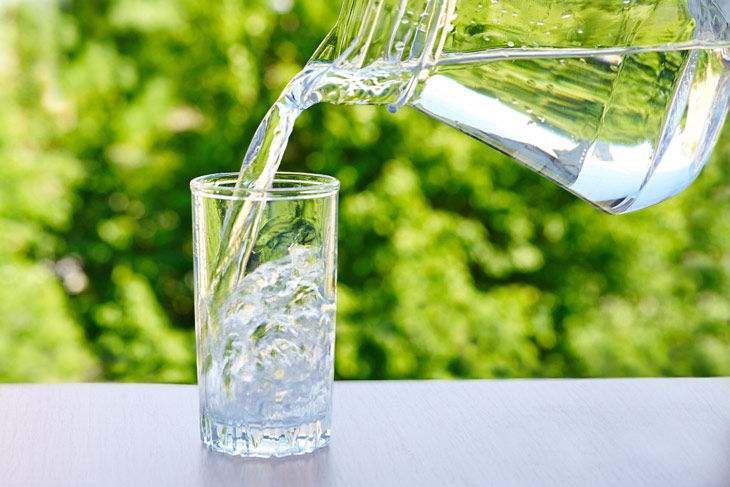 Nam giới nên uống nhiều nước mỗi ngày để thanh lọc cơ thể