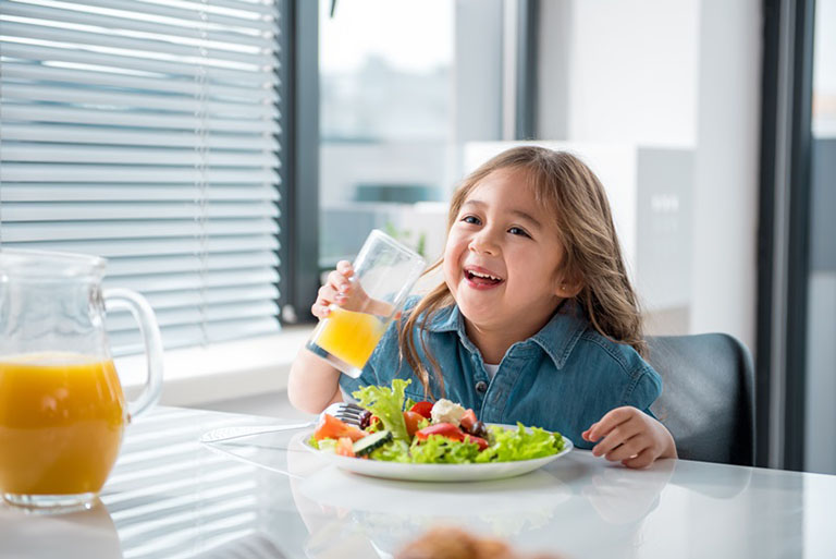 Chỉ nên cho bé ăn uống với liều lượng vừa phải và ưu tiên sử dụng thực phẩm lành mạnh