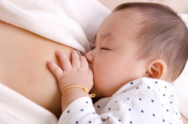 Cho con bú hoàn toàn bằng sữa mẹ trong 6 tháng đầu giúp tăng sức đề kháng cho trẻ