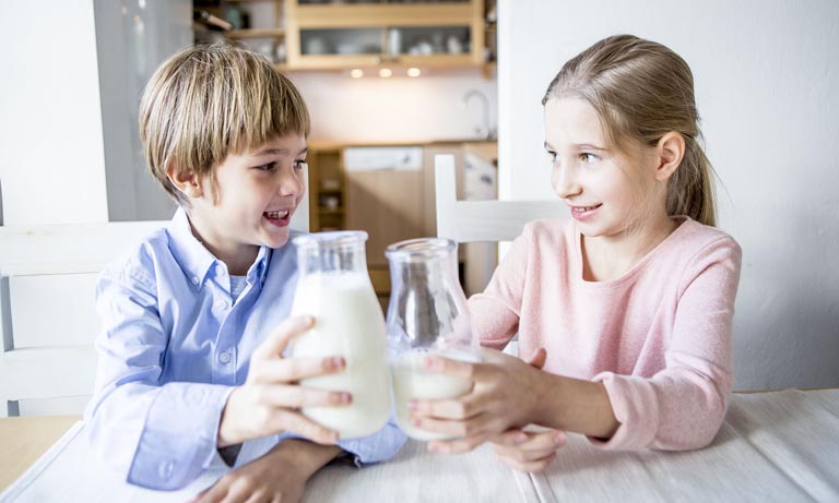 Cho trẻ uống sữa là cách bổ sung vitamin và canxi an toàn nhất