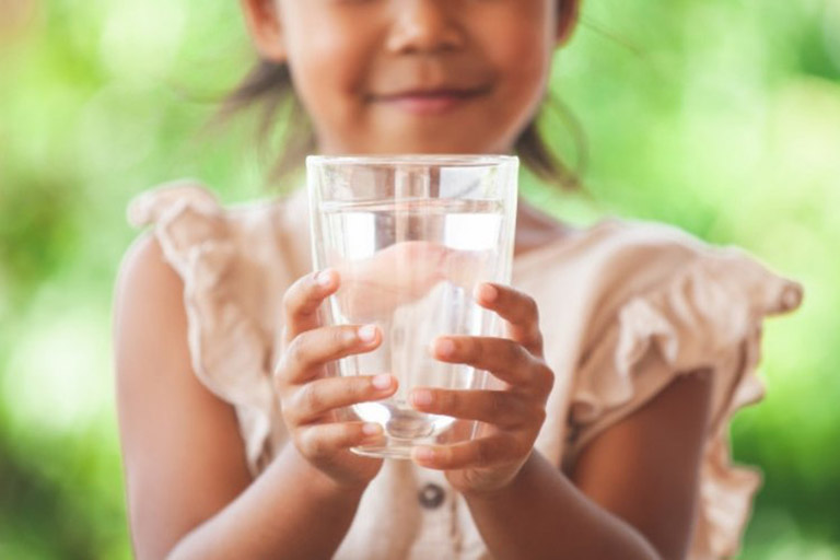 Khuyến khích trẻ nên uống từ 2 - 2.5 lít nước mối ngày