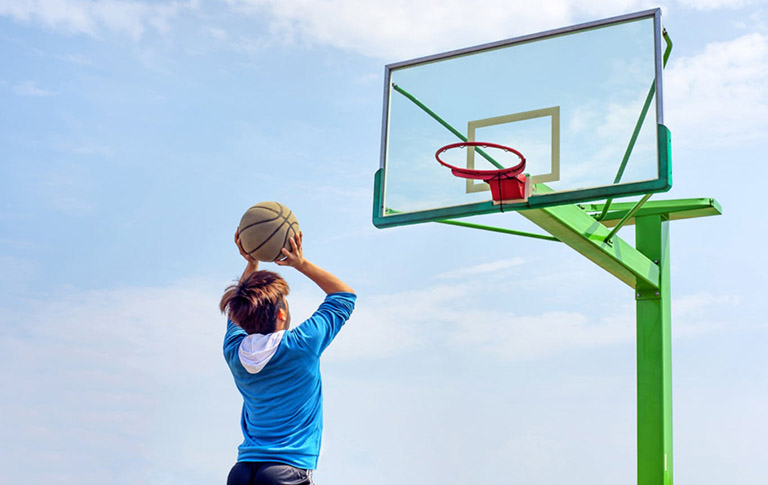 Trẻ cũng có thể tham gia các bộ môn thê thao cần sức bật nếu muốn cải thiện chiều cao