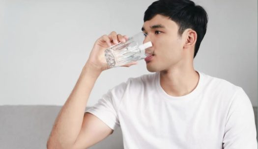 Nam giới nên uống từ 2-3 lít nước mỗi ngày