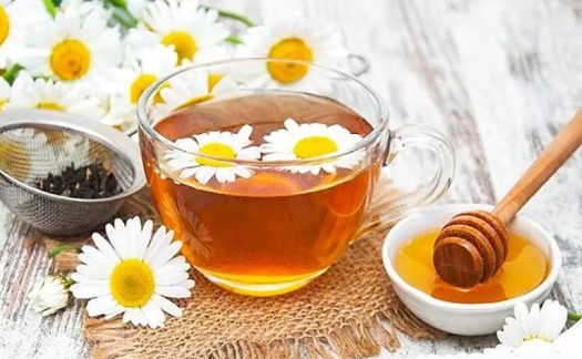Uống trà hoa cúc pha mật ong giúp giảm nhẹ các triệu chứng khó chịu của bệnh