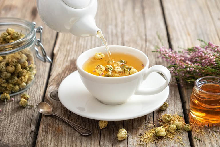 Uống trà hoa cúc mang lại hiệu quả điều trị bệnh khá tốt, an toàn và lành tính
