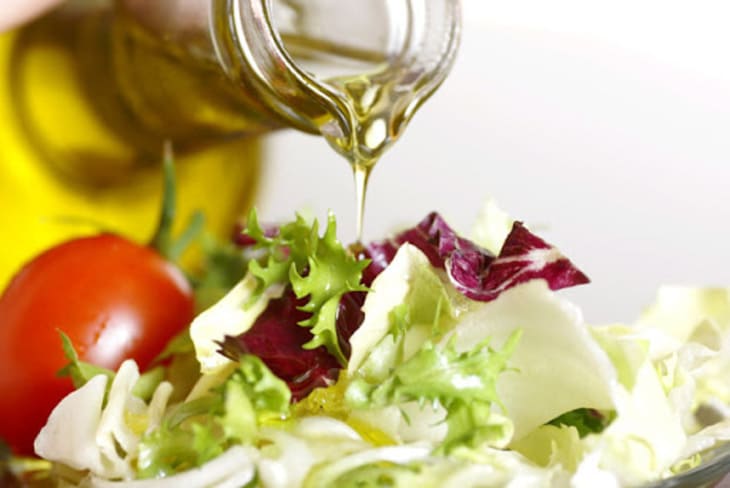 Có thể dùng dầu dừa trộn salad ăn hàng ngày để chữa viêm da cơ địa