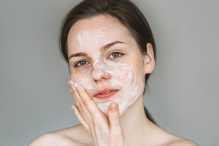 Vệ sinh da mặt sạch sẽ trước khi tiến hành đẩy mụn ẩn trên da
