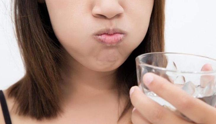 Sử dụng các cách súc miệng, uống nước ấm để giảm triệu chứng