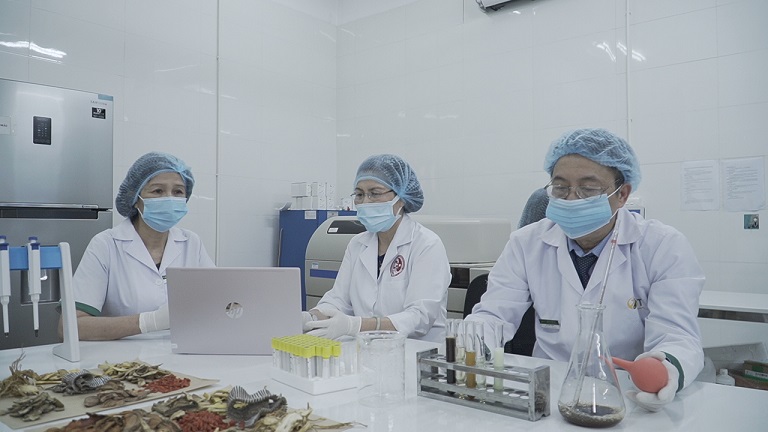 Đội ngũ nghiên cứu phân tích, chiết tách dược liệu cho bài thuốc Nhất Nam Tiêu Thạch Khang trị sỏi thận