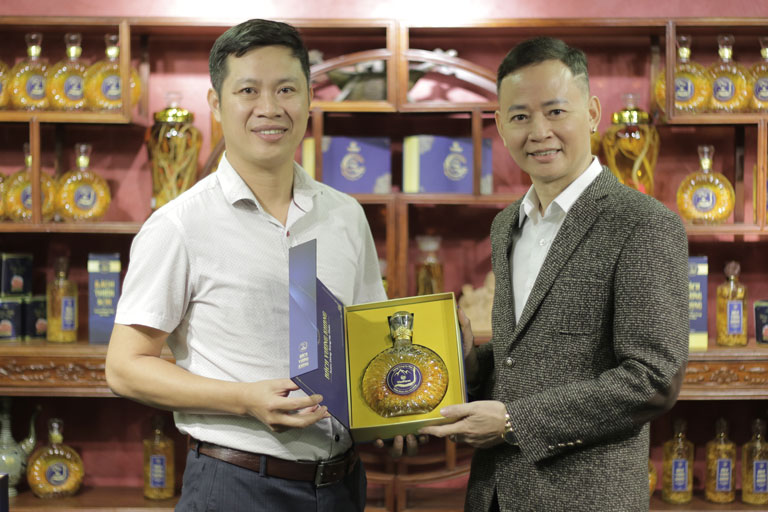 Diễn viên Tùng Dương chọn rượu Đông trùng hạ thảo Vietfarm để làm quà tặng