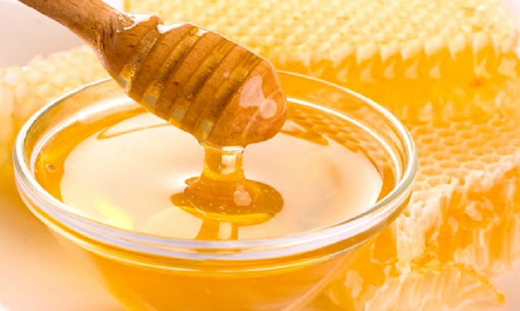 Gội đầu bằng mật ong và dầu gội thông thường