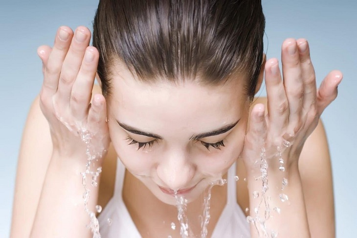 Trước khi sử dụng kem dưỡng ẩm phục hồi cho da dầu mụn bạn cần làm sạch da mặt