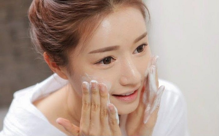 Rửa sạch mặt trước khi sử dụng kem trị tàn nhang Yanhee