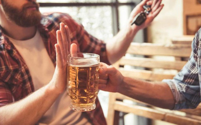 Không tiêu thụ rượu bia khi đang bị nhức mỏi tay chân