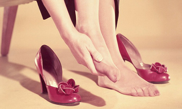 Không nên mang giày cao gót khi đang bị đau gót chân