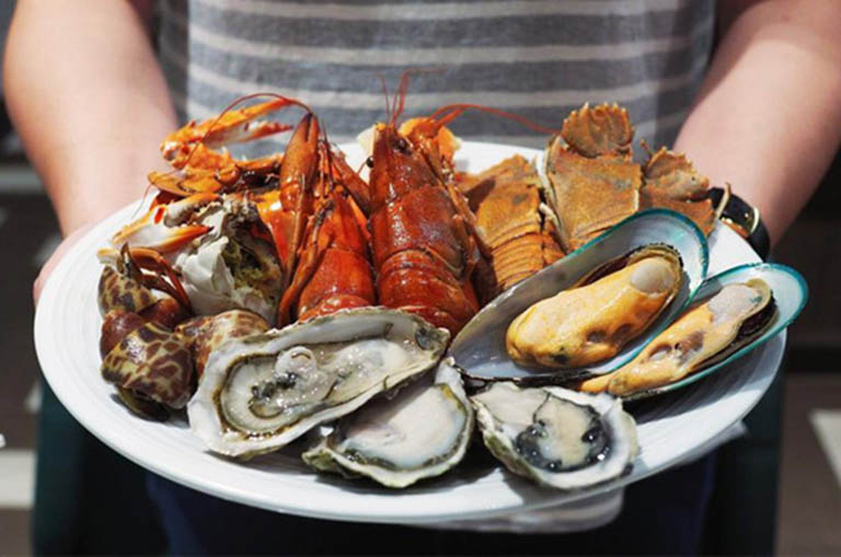 Hải sản là nhóm thực phẩm mà người bị gút nên tránh sử dụng