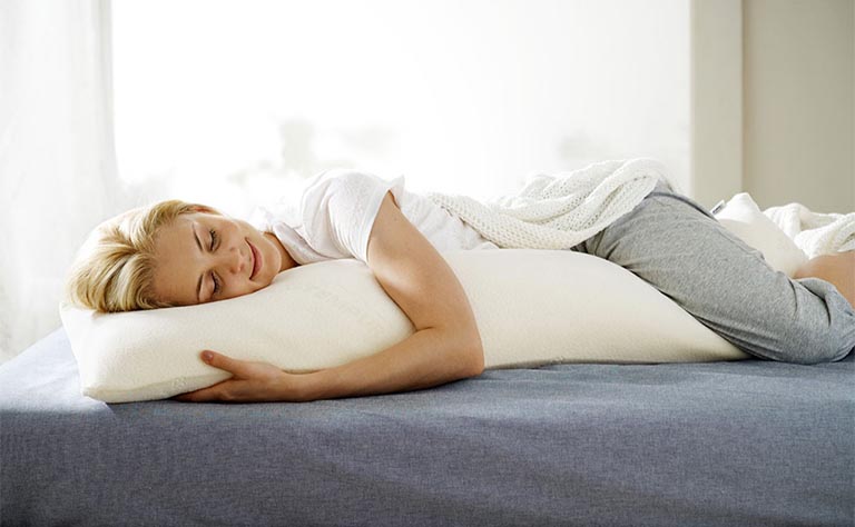Nên sử dụng thêm gối hỗ trợ cột sống khi ngủ để duy trì tư thế tốt