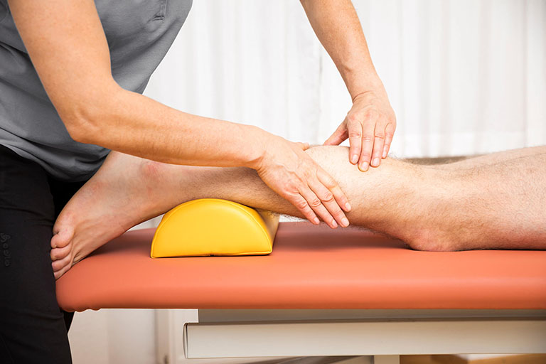 Kết hợp massage giúp tuần hoàn máu đến vùng khớp gối diễn ra tốt hơn
