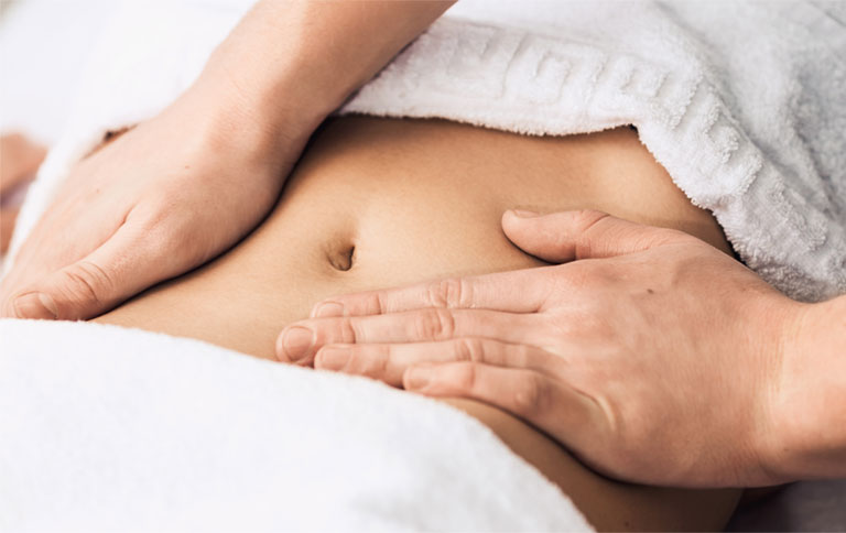Massage có tác dụng kích thích nhu động ruột và hỗ trợ đẩy phân ra bên ngoài