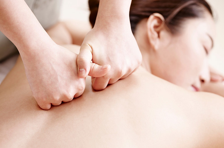 Giảm đau nhức tại vùng cột sống bằng các động tác xoa bóp hoặc massage đơn giản