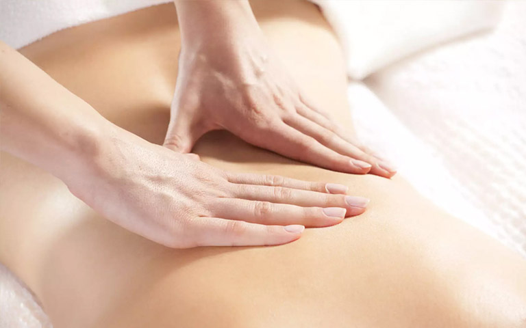 Tiến hành massage khi triệu chứng đau nhức khởi phát giúp giảm đau và thư giãn cơ xương khớp