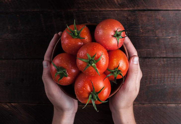 Cà chua chứa nhiều vitamin C giúp nuôi dưỡng làn da