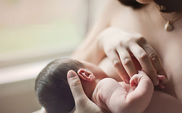 Nên cho bé bú sữa mẹ thường xuyên giúp bổ sung nước cho cơ thể trẻ và phòng ngừa táo bón