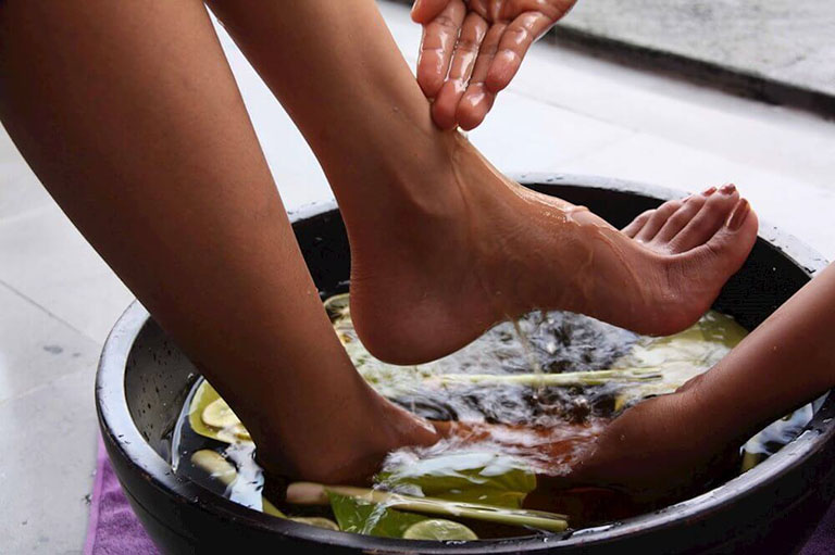 Ngâm chân nước thảo dược mang lại rất nhiều lợi ích cho sức khỏe