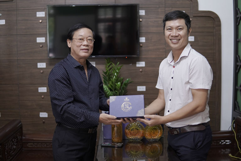 Nghệ sĩ Phú Thăng tin tưởng sử dụng rượu Đông trùng hạ thảo Vietfarm