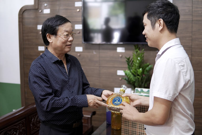 Nghệ sĩ Phú Thăng chọn dùng rượu Đông trùng hạ thảo của thương hiệu cao cấp Vietfarm