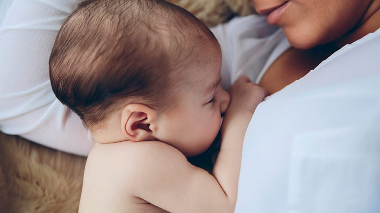 Không được bú mẹ đầy đủ ở giai đoạn sơ sinh là nguyên nhân gây ra tình trạng suy dinh dưỡng thể phù ở trẻ