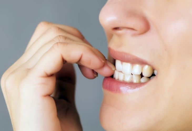 Tự dùng tay đẩy răng là cách chỉnh nha cho hiệu quả không cao