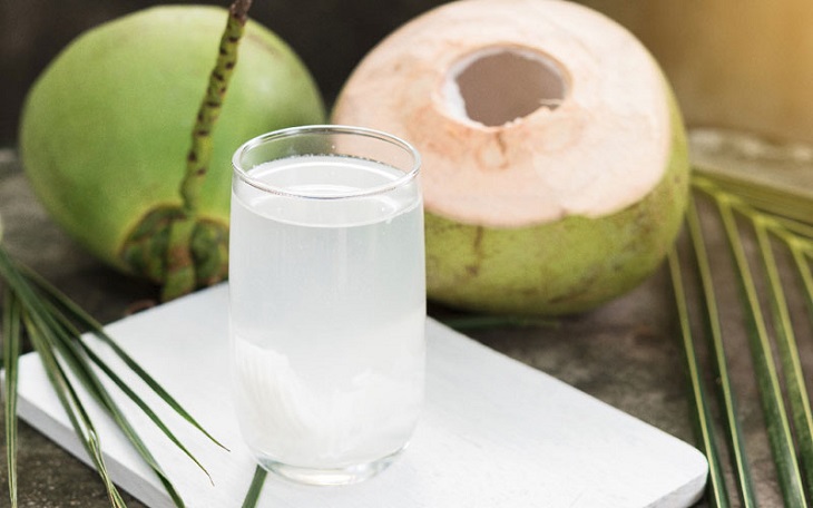 Nước dừa cũng chứa các thành phần điện giải giúp trung hòa axit dư từ rượu
