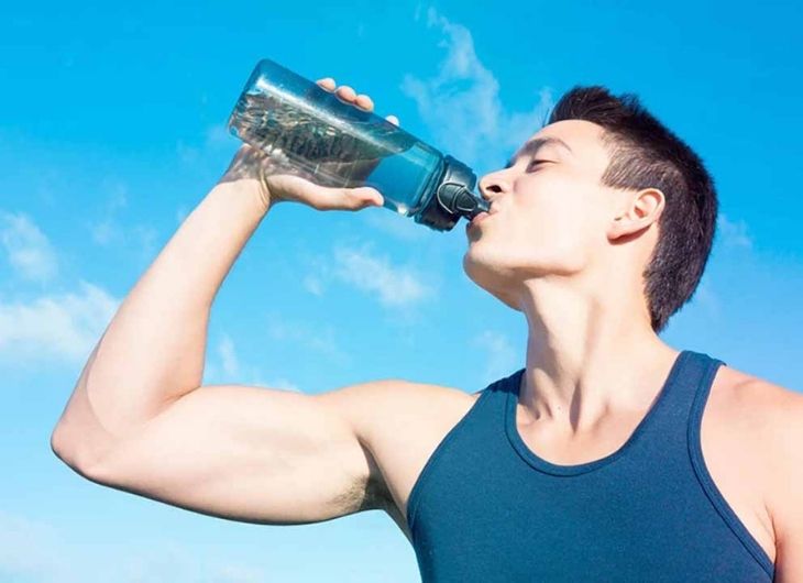 Nam giới nên uống nhiều nước để ngăn ngừa viêm tuyến tiền liệt
