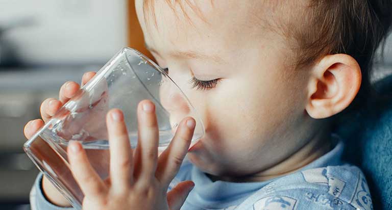 Mẹ nên cho bé uống nhiều nước hơn bình thường giúp phòng ngừa táo bón xảy ra