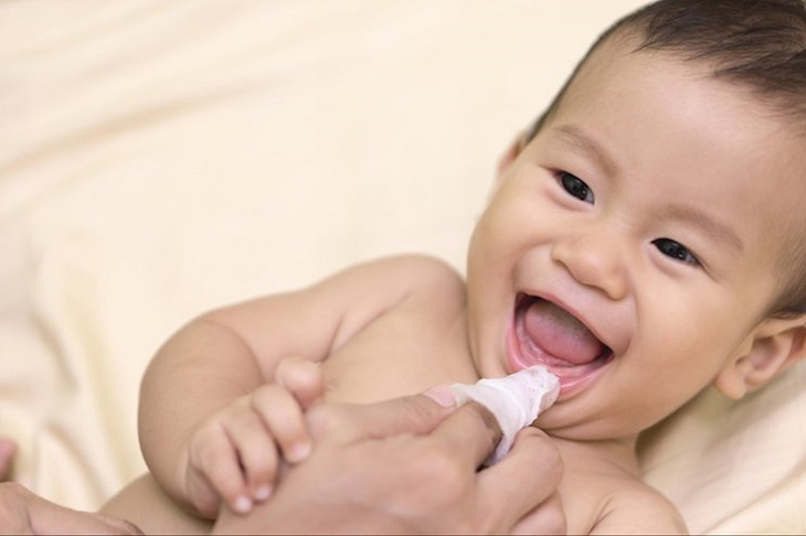 Rơ lưỡi cho bé được hiểu là việc làm sạch răng miệng phổ biến