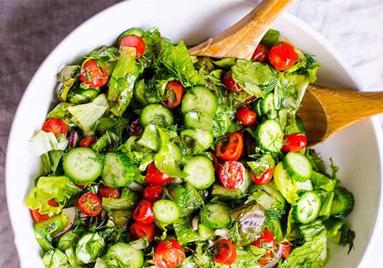Salad rau củ là món ăn bổ sung đa dạng vitamin và khoáng chất cho cơ thể