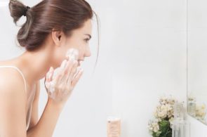 Rửa mặt thật sạch để cuốn trôi bụi bẩn và bã nhờn trên da