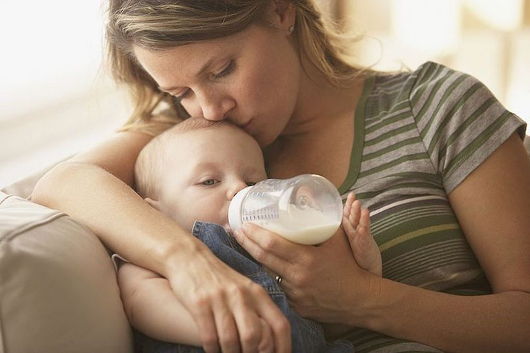 Cho trẻ bị trào ngược dạ dày uống sữa chuyên dụng sẽ giúp giảm nhẹ tình trạng nôn trớ và giúp bé hấp thu dưỡng chất tốt hơn