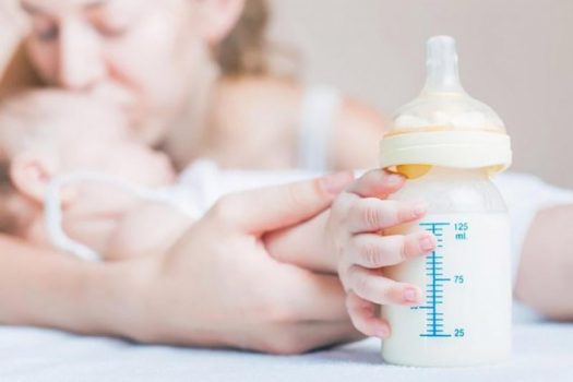 Mẹ cần chú ý lựa chọn sữa bổ sung phù hợp với độ tuổi cũng như cân nặng của con nhỏ