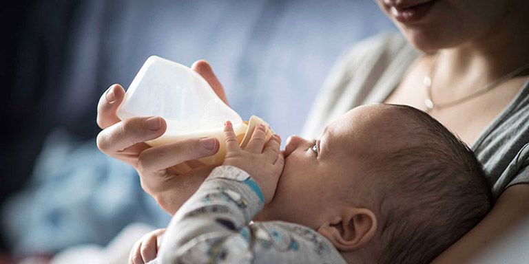 Trẻ bị táo bón nên ưu tiên sử dụng các loại sữa có nhiều chất xơ, đạm dễ tiêu hóa và lợi khuẩn