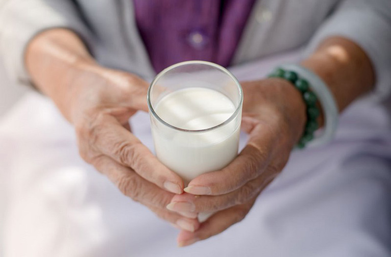 Uống sữa chống loãng xương là điều rất cần thiết đối với người đang bị tiểu đường