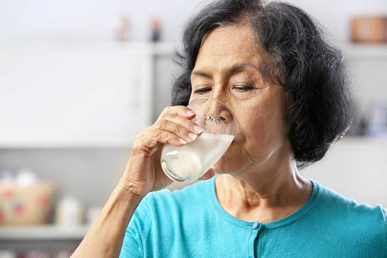 Uống sữa loãng xương là cách giảm nhẹ các dấu hiệu của bệnh loãng xương ở người già rất an toàn