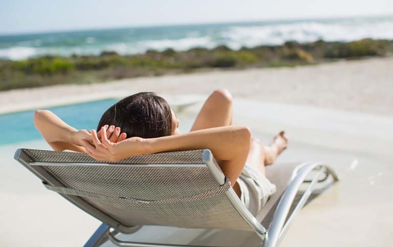 Tắm nắng giúp cơ thể tự tổng hợp vitamin D và hỗ trợ hấp thu canxi
