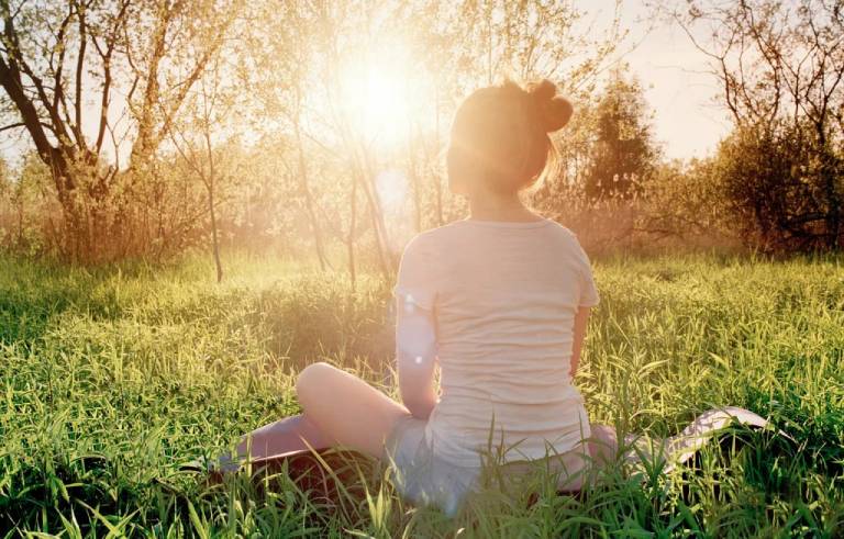 Tắm nắng giúp cơ thể tự tổng hợp ra vitamin D tự nhiên để phục vụ cho nhu cầu của cơ thể thể