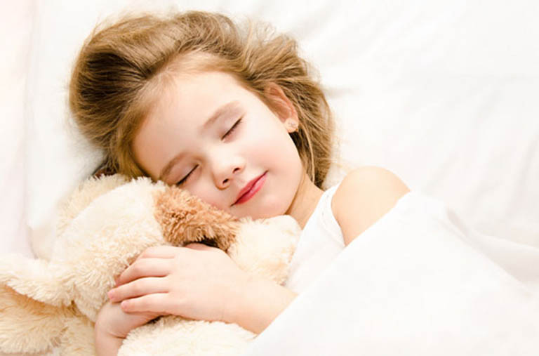 Nhắc nhở trẻ đi ngủ đúng giờ và ngủ đủ giấc mỗi ngày 