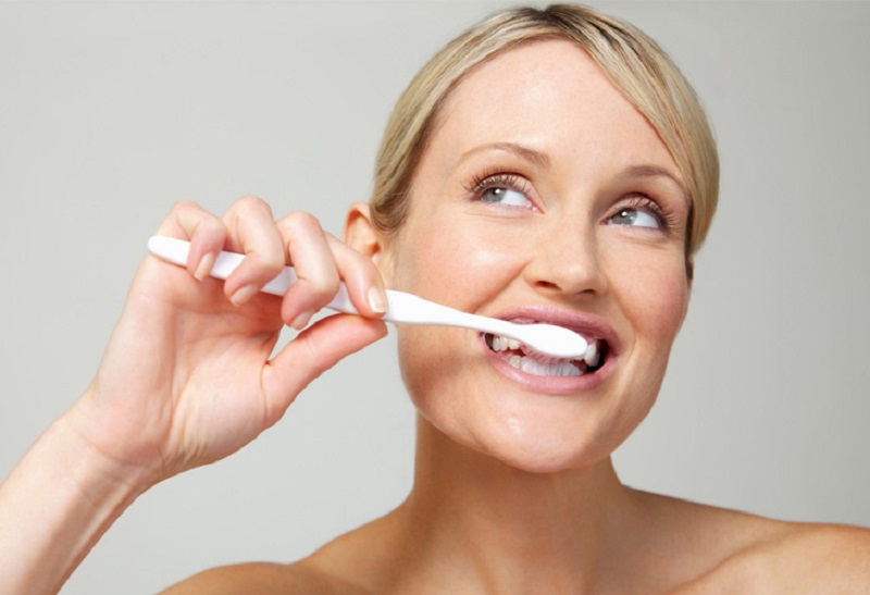 Vệ sinh răng miệng đúng cách là vô cùng cần thiết để ngăn ngừa thiểu sản men răng